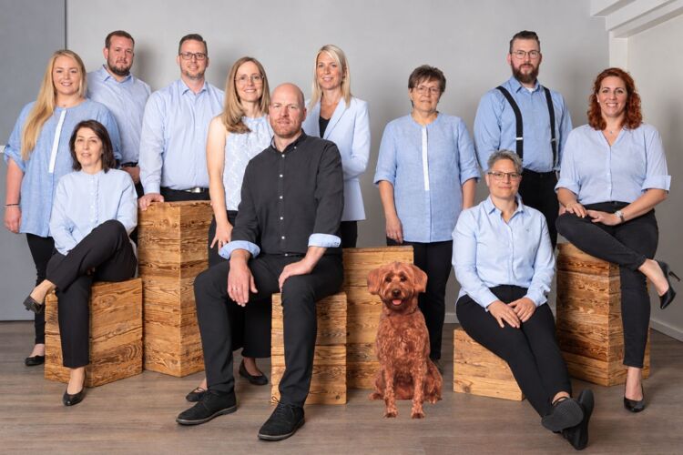 Teamfoto des Bestattungshauses Molly in Siegen mit Hund Ella